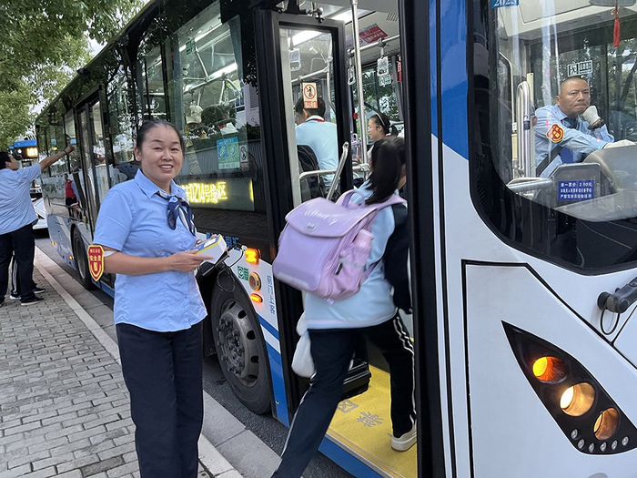 2024年9月26日傍晚，上海浦东，学生们放学后在校门口上车，坐定制公交回家。本文图片均由澎湃新闻记者 邹娟 摄