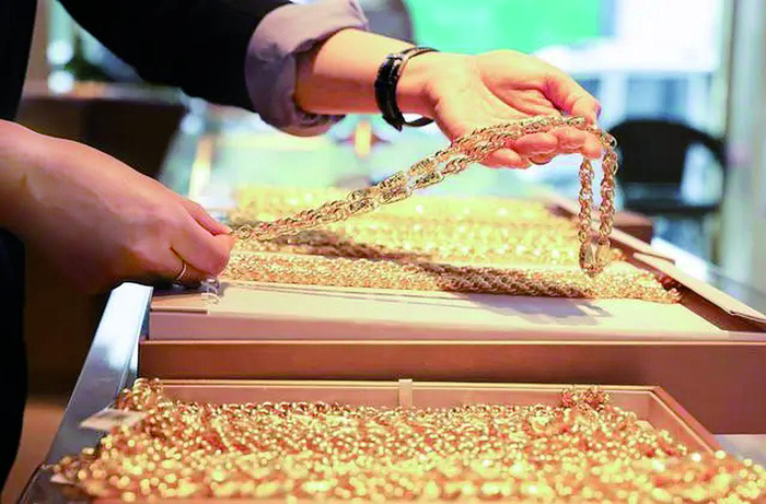     营业员在整理黄金首饰    新华社发