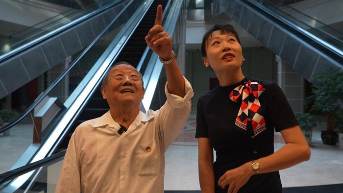 “八闯将”之一吴恒泰老人在博物馆参观