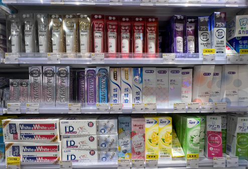 北京朝阳区某生活用品店货架上正在出售的牙膏（新华网 逦琛 摄）