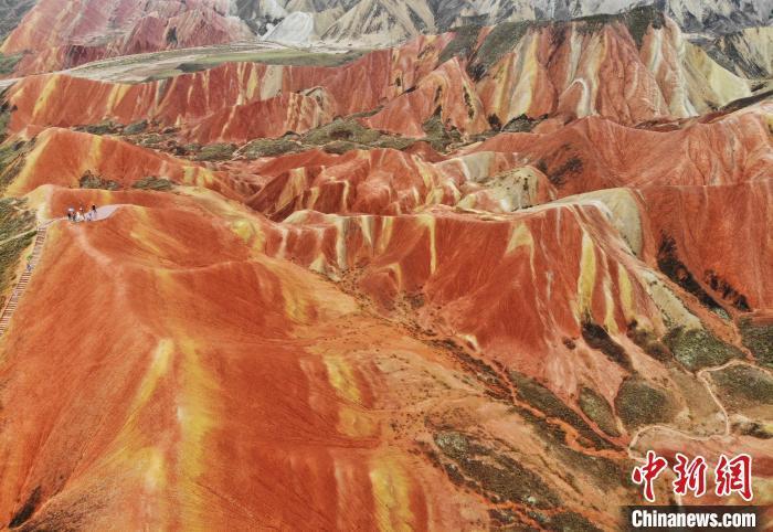 张掖七彩丹霞旅游景区吸引游客。(资料图) 杨艳敏 摄