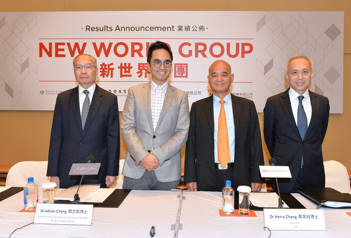 郑志刚与郑家纯一同出席新世界发展业绩会，图源：新世界发展官网