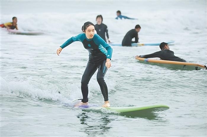 游客在万宁日月湾体验冲浪。海南日报全媒体记者 袁琛 摄