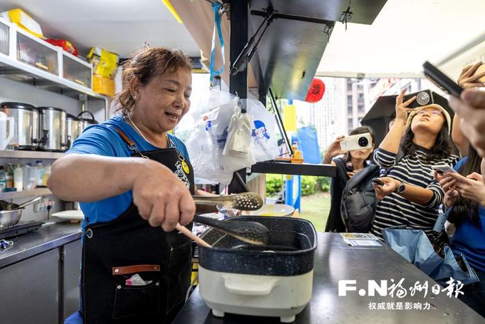 台胞王淑娟在早餐屋里制作蛋饼。记者 林双伟 摄