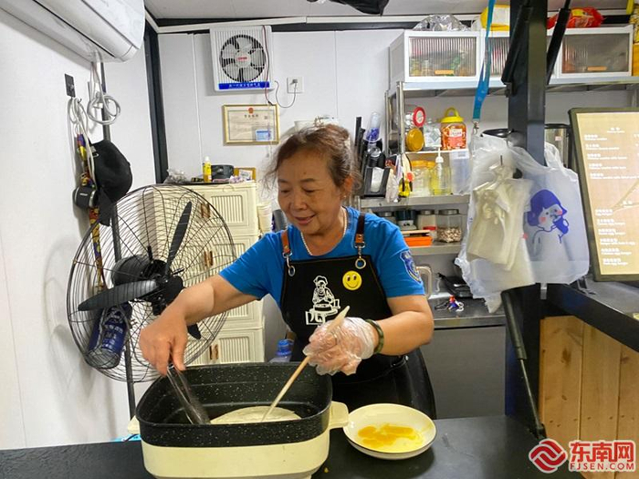 王淑娟在做台湾美食。