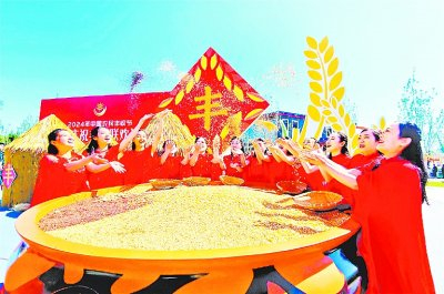     9月22日，2024年中国农民丰收节主场活动在河南省开封市兰考县举行。    河南日报记者 董亮 蔡迅翔/摄