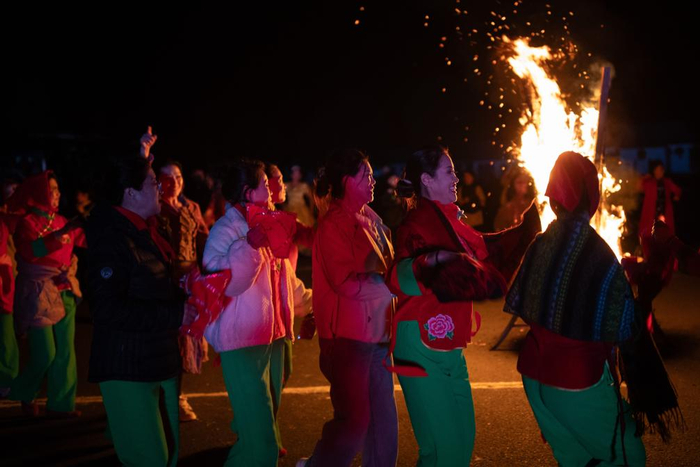 9月20日，在上官地村，村民在篝火旁庆祝丰收。新华社记者 张涛 摄
