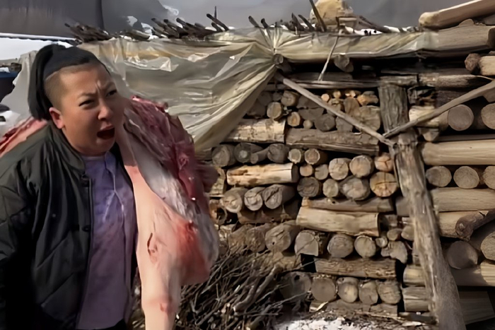 独自从市场扛回半扇猪的东北雨姐。图/截图