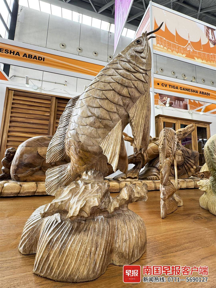 印尼柚木手工制品。记者 邹财麟 摄