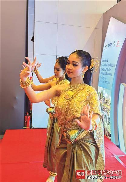 演员表演泰国舞蹈。记者 何定坚 摄