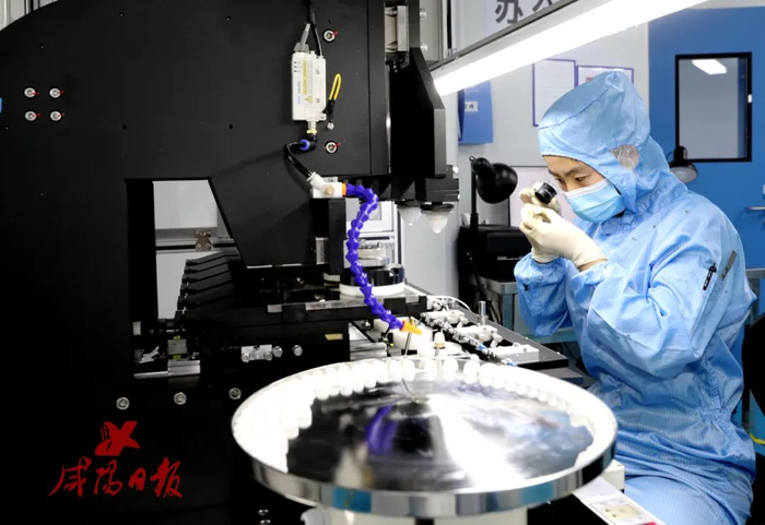   位于咸阳高新区的陕西福蔻光学有限公司生产车间内，工作人员正在检测产品。