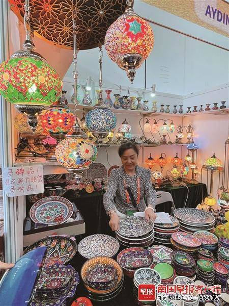 一家土耳其参展商的展位上，摆满了精美的货品。记者 苏华 摄