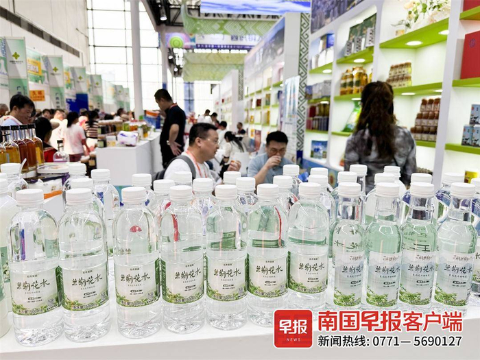 观众在品尝茉莉花水。记者 邹财麟 摄