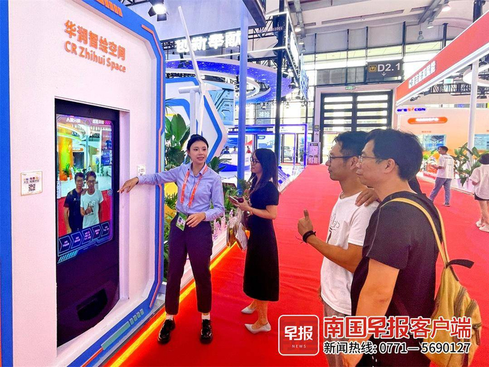 在D2馆，市民在一台AI拍照机前合影。记者 苏华 摄