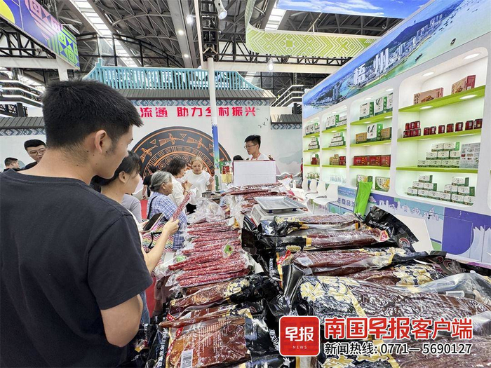 观众在乡村振兴馆内购买纯肉腊肠。记者 邹财麟 摄