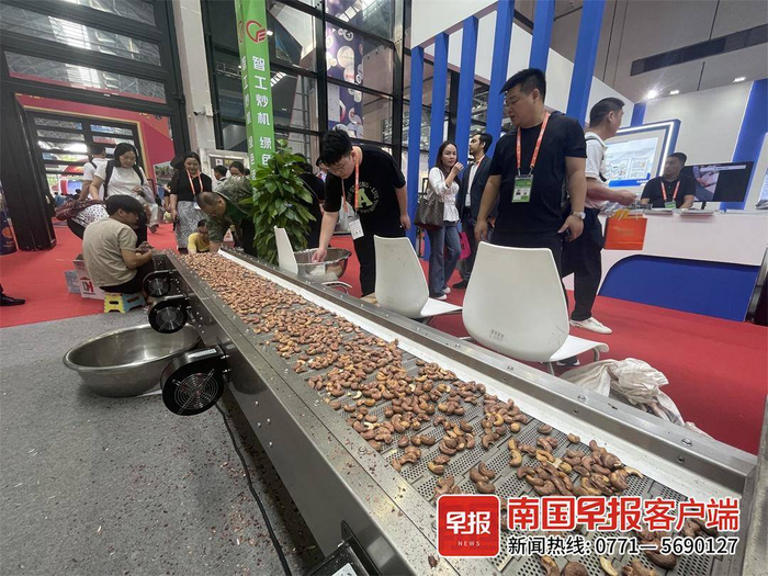 在D7馆，一个现炒腰果的的展位格外显眼。记者 苏华 摄