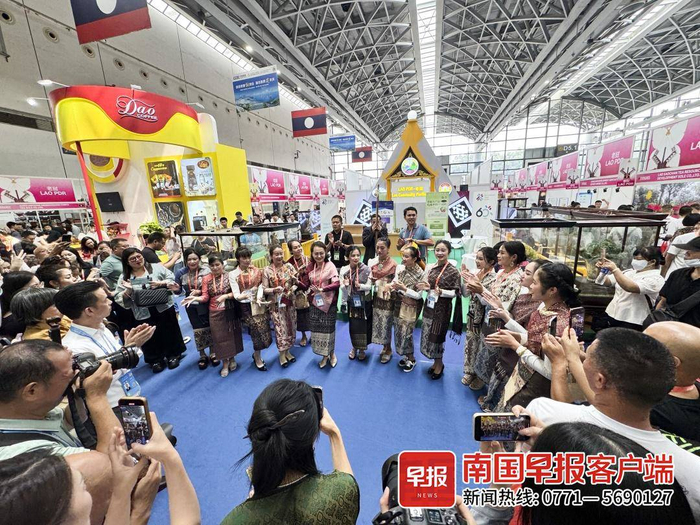 老挝馆表演。记者 邹财麟 摄