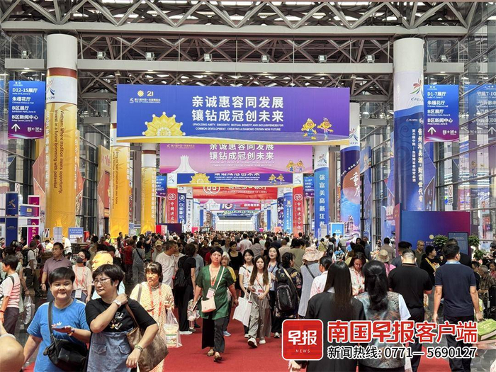 南宁国际会展中心内人山人海。记者 邹财麟 摄