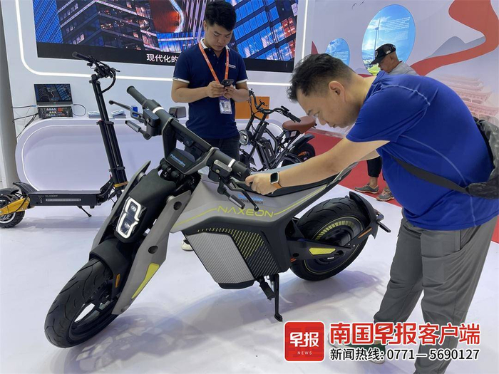 在D1馆，新能源电动摩托车颇有创意。记者 苏华 摄