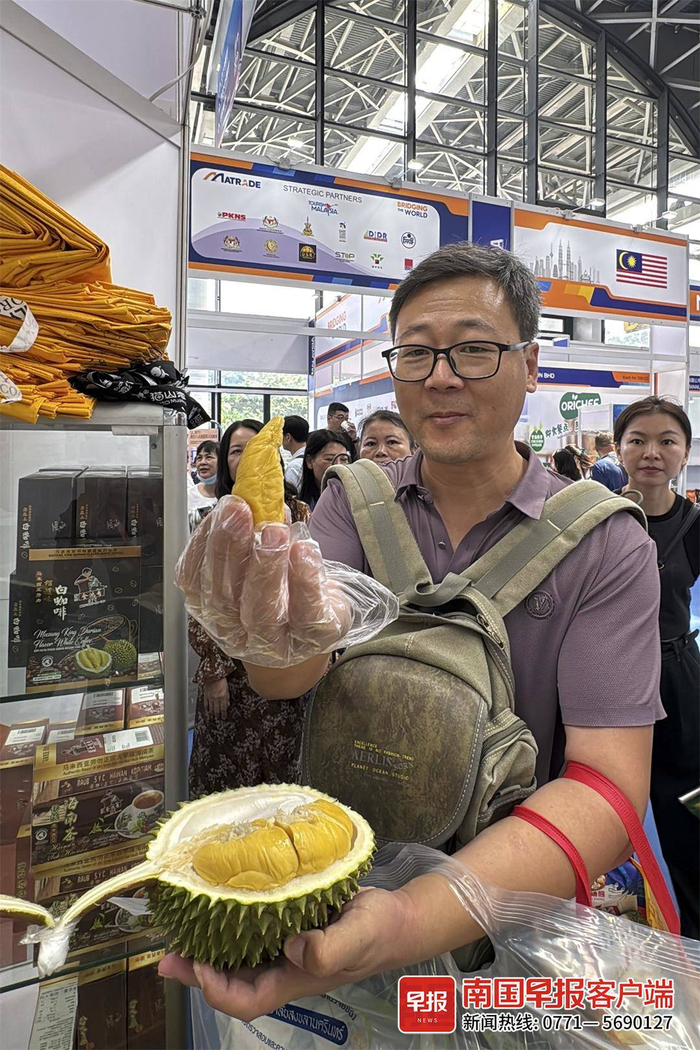 观众品尝猫山王榴莲。记者 邹财麟 摄