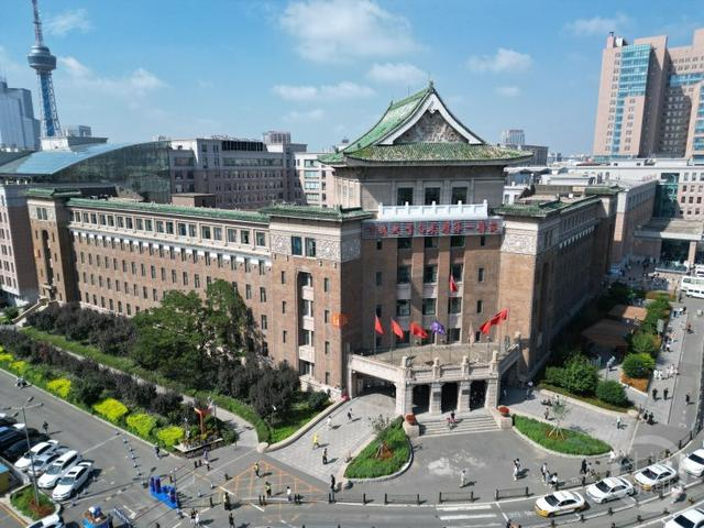 位于解放大路的吉林大学白求恩第一医院。         摄影/上游新闻记者 张莹  