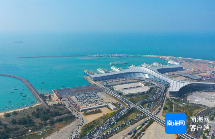 资料图：新海港车辆有序进出港。记者 汪承贤 摄