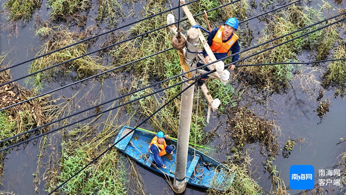 9月11日，海南省昌江县应急消防队利用救生皮艇把南方电网海南昌江供电局抢修人员送到山竹沟水库中，开展线路抢修。吴家俊 摄