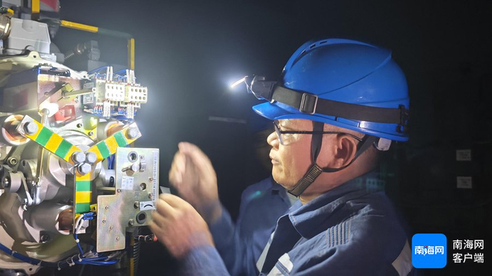 海口变电分公司工作人员争分夺秒开展夜间抢修。海口变电分公司 方镭翔 摄