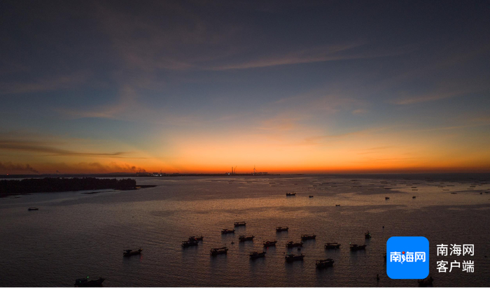 新兴港的晚霞。记者 王小畅 摄