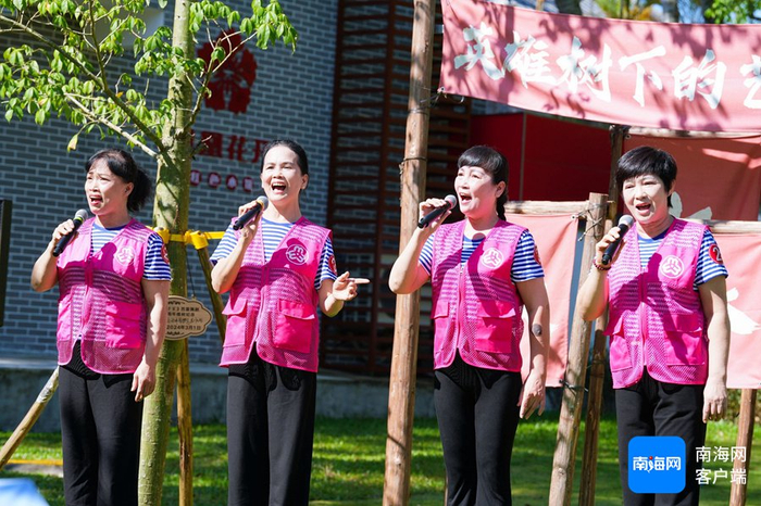 琼海市琼花巾帼宣讲队带来红歌演唱。记者 郑光平 摄