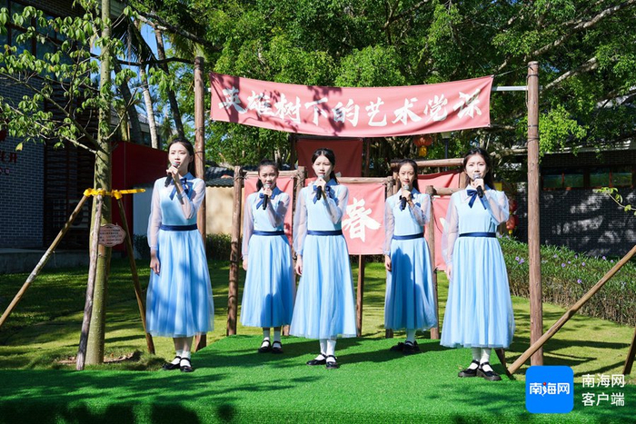 海桂中学艺术团用歌唱、朗诵的方式带来一堂追寻红色印记艺术党课。记者 郑光平 摄