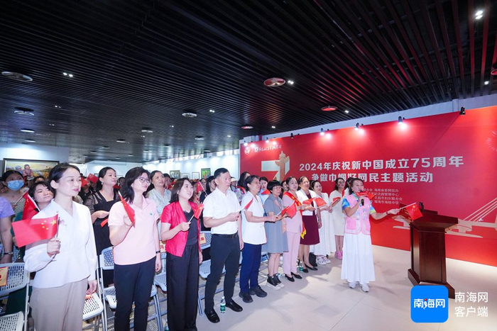 合唱《我和我的祖国》。记者 郑光平 摄