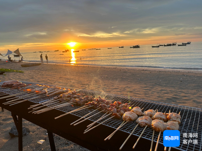 游客在临高段旅游公路露营 记者 林文泉 摄