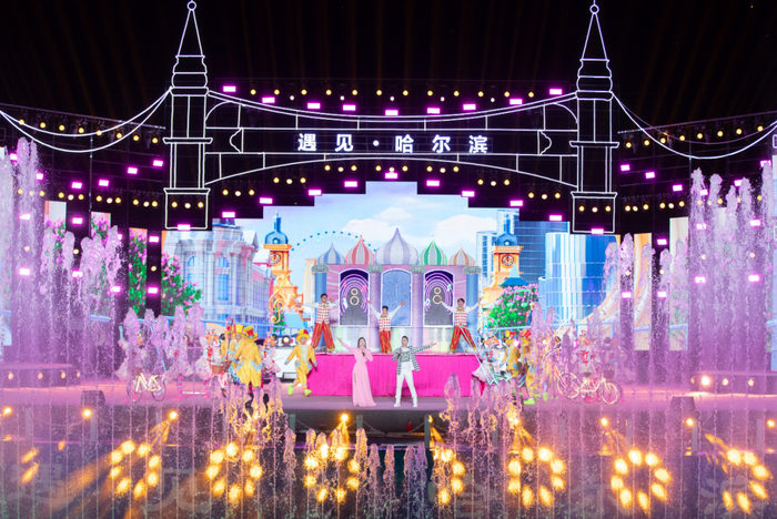 6月10日，演职人员在《遇见·哈尔滨》江上沉浸式演艺现场进行表演。张涛摄（新华社）