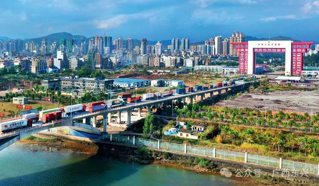 货车正有序通过东兴口岸北仑河二桥。（资料图）