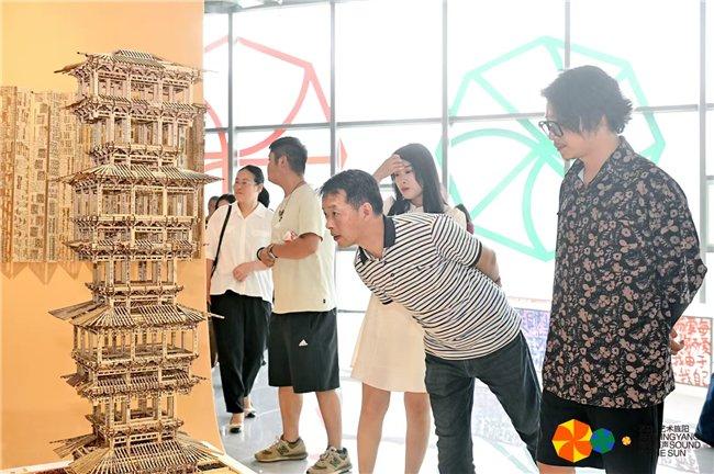 “太阳下是我们”主题艺术展览