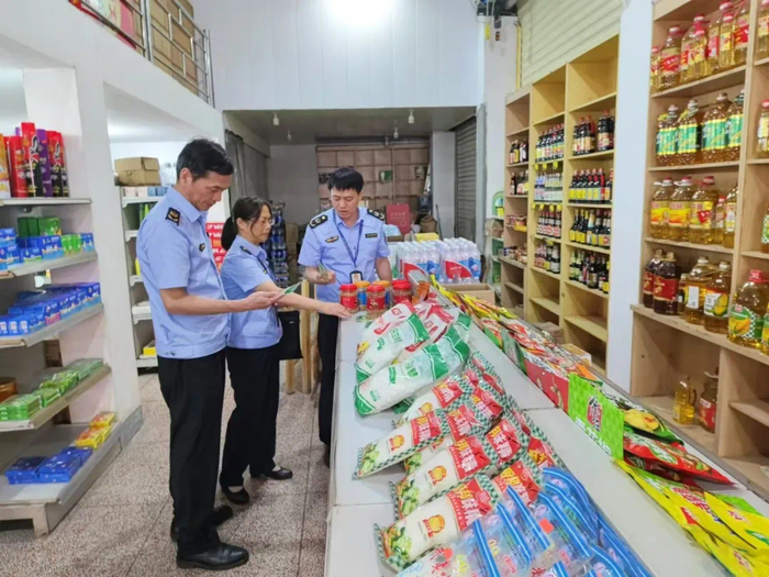 执法人员加强节日热销民生商品价格监管。