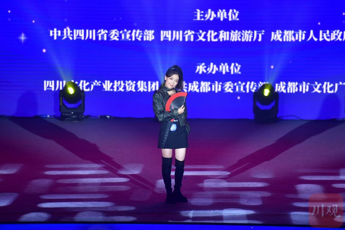 《戏语东坡》演唱现场。向宇 摄