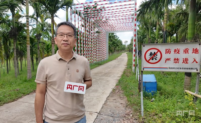 韦格介绍屯昌黑猪养殖情况（央广网记者  付美斌  摄）