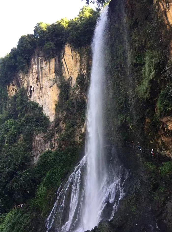 马岭河峡谷以其深邃的峡谷、清澈的河流以及丰富的植被而著称。敖波 摄