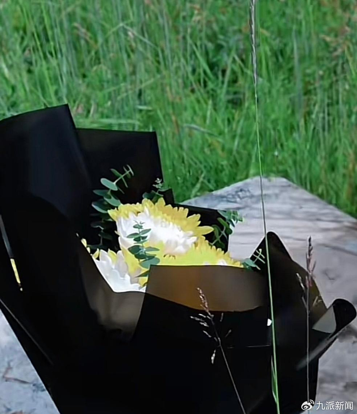 王晨正在爷爷坟前献的花。图/受访者供图