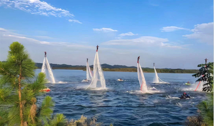 图为湖北随州广水市月光海景区，游客正在体验水上项目。马鑫 摄