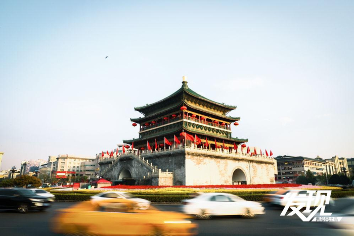 随着国庆节的临近，西安的大街小巷纷纷开启装扮，挂满了国旗。
