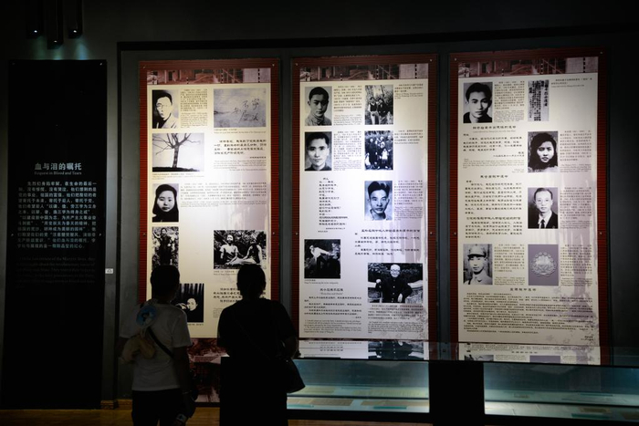   人们在重庆红岩魂陈列馆参观。 新华社记者 徐钦 摄