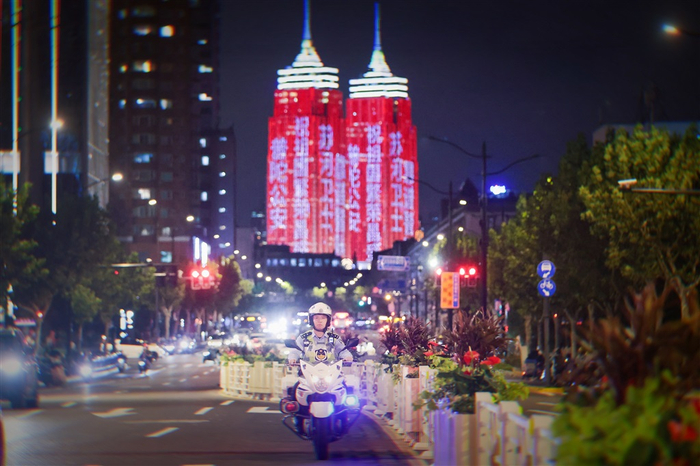 图说：普陀交警支队民警开展夜间巡逻