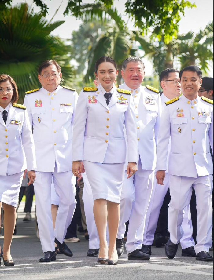 （居中者为泰国新总理佩通坦，来源：为泰党）