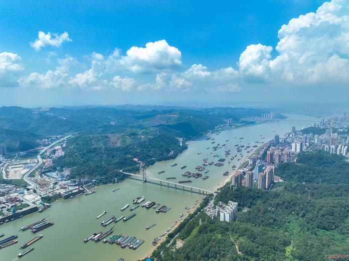 　　九月的梧州，天蓝水绿，西江江面上来回穿梭的船只与河流、城市、青山等构成一幅美丽壮阔的画卷。（梧州市纪委监委  林志清/摄）