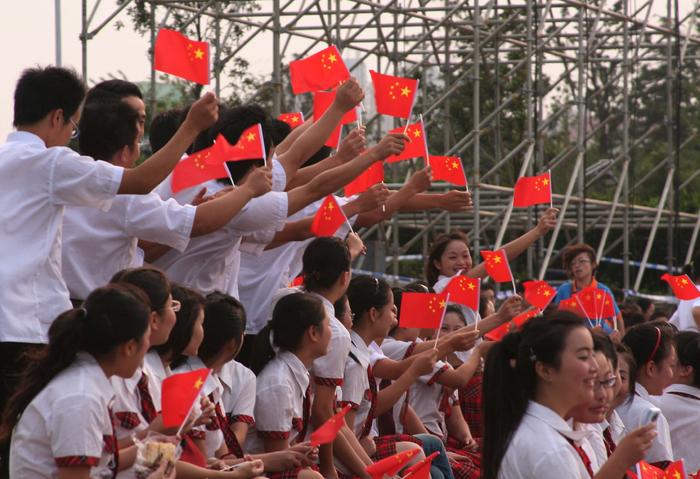 2008年9月10日，市民手持国旗，在汉阳琴台月影公园喜迎中秋。受访者供图