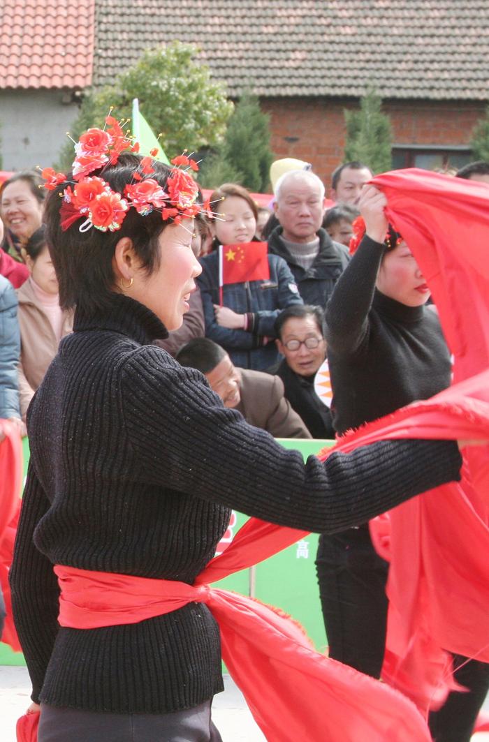 2007年3月，汉阳区永丰街道徐湾文艺演出，有居民手持国旗观看。　受访者供图