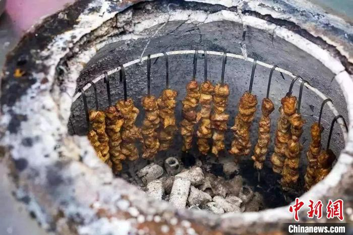 新疆馕坑肉。许晓龙 摄